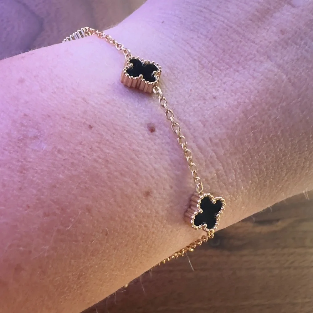 Step out in style with this timeless Clover & Flower triple set. - Picture 10 of 16